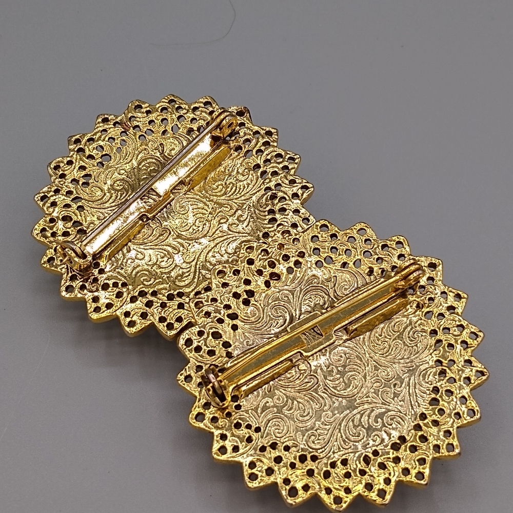 Red White Lucite Cabochon Gold tone Filigree Set of 2 Brooches Pin Vintage - Picture 12 of 16